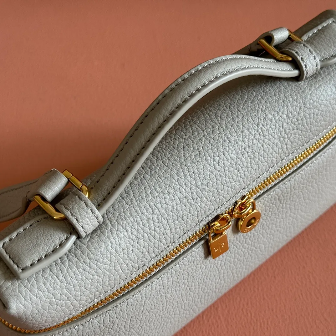 p1160💋💋💋【Original leather configuration counter complete set of packaging】 𝐋𝐨𝐫𝐨 𝐏𝐢𝐚𝐧@ Extra pocket L19 series handbag/crossbody bag, all steel, the most comfortable life is the undefined life, just like loro The material design of pian@ does not require complicated design styles. The simple and soft outline is elegant and durable, like an exquisite cosmetic case, which perfectly balances appearance and functionality. The leather is delicate and feels as soft as butter. The small bag has a large capacity. It is not only portable with a thin shoulder strap, but can also be worn cross-body. Sisters who have a special liking for minimalist style can buy it. It is simple and versatile. The simpler, the more different. Stars and Instagram celebrities are all planting it. There are two sizes of 19 cm and 27 cm. One is exquisite and casual, and the other is elegant and grand. Size: Small: length 19×width 7×height 12cm (